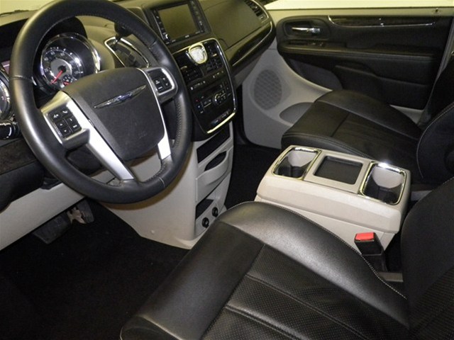 Chrysler Town and Country 2012 photo 3