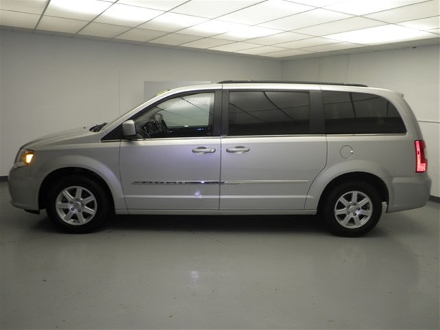 Chrysler Town and Country 2012 photo 5