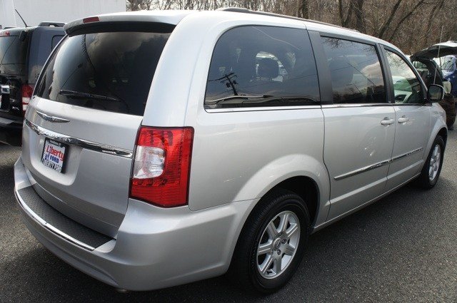 Chrysler Town and Country 2012 photo 1