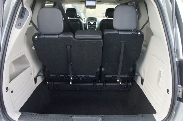 Chrysler Town and Country 2012 photo 2