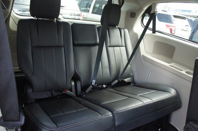 Chrysler Town and Country 2012 photo 3