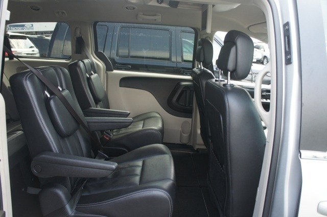 Chrysler Town and Country 2012 photo 5