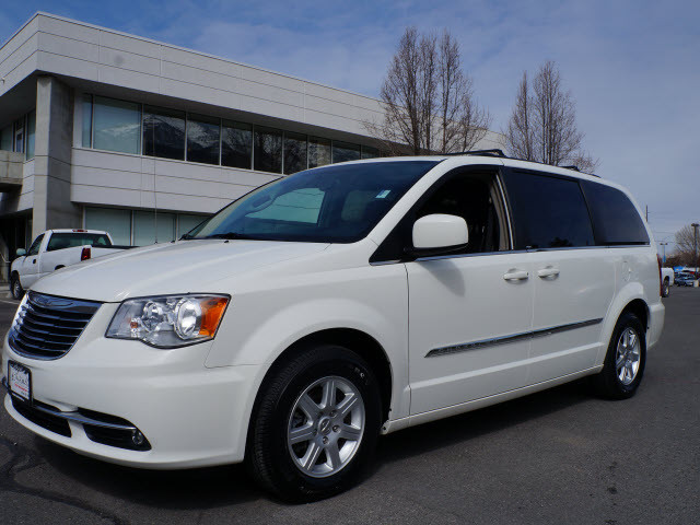 Chrysler Town and Country 2012 photo 1