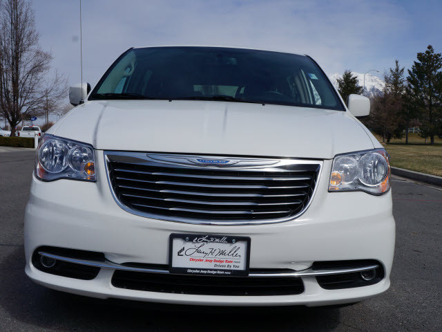 Chrysler Town and Country 2012 photo 2