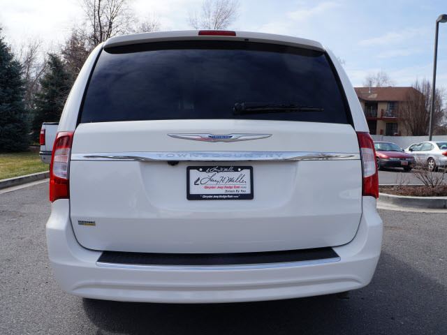 Chrysler Town and Country 2012 photo 3