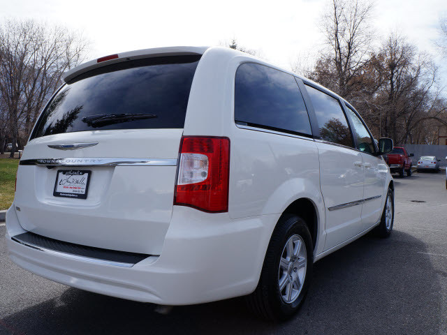 Chrysler Town and Country 2012 photo 4