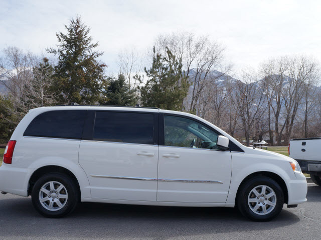 Chrysler Town and Country 2012 photo 5