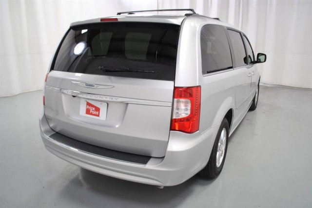 Chrysler Town and Country 2012 photo 1