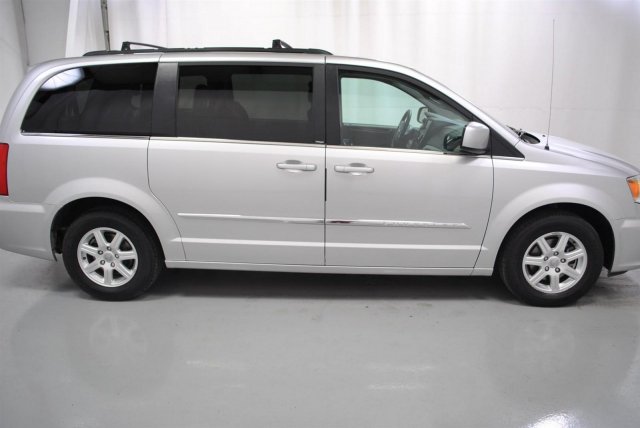 Chrysler Town and Country 2012 photo 2