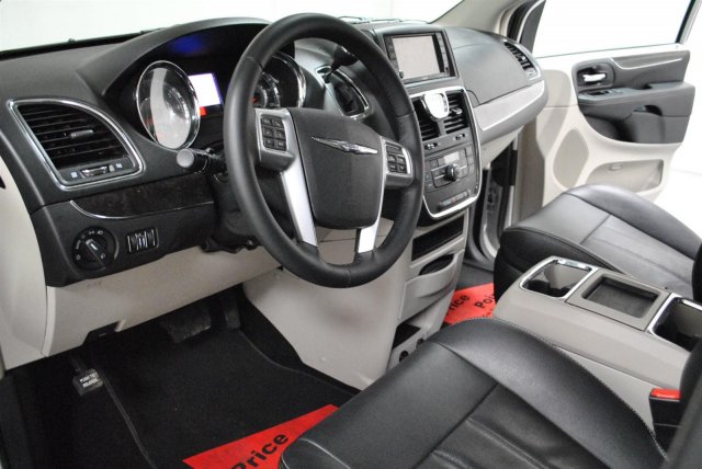 Chrysler Town and Country 2012 photo 3