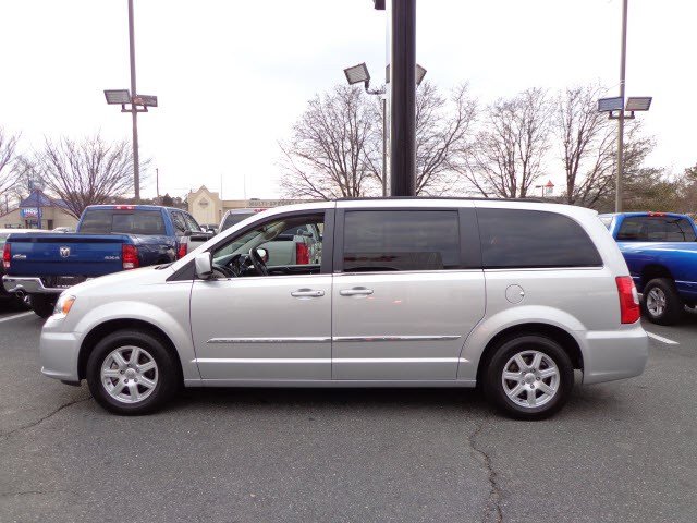 Chrysler Town and Country 2012 photo 1