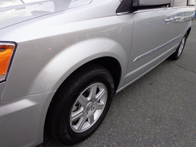 Chrysler Town and Country 2012 photo 3