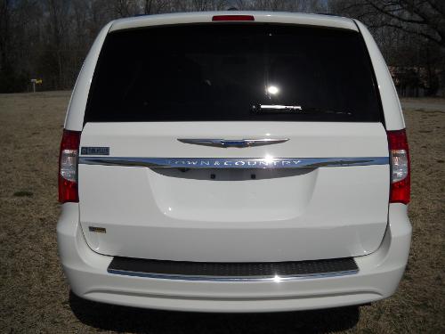 Chrysler Town and Country 2012 photo 1