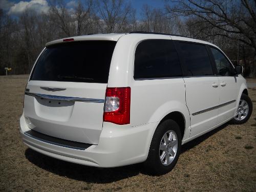 Chrysler Town and Country 2012 photo 2