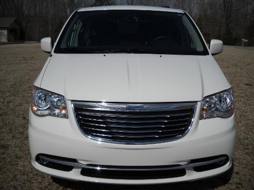 Chrysler Town and Country 2012 photo 3