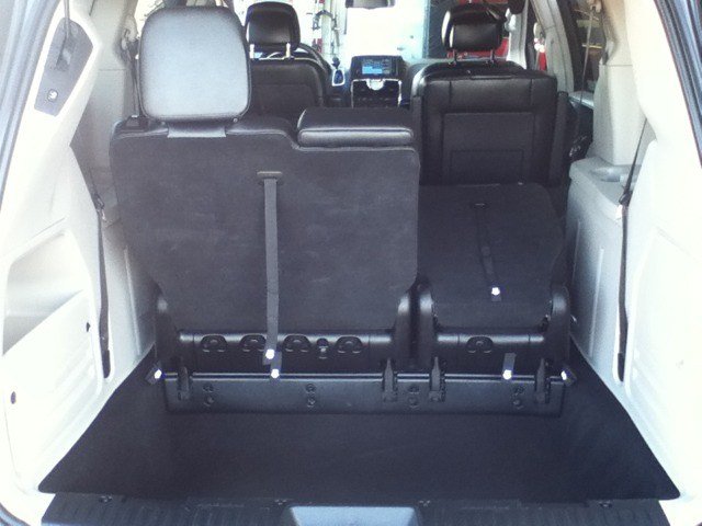 Chrysler Town and Country 2012 photo 2