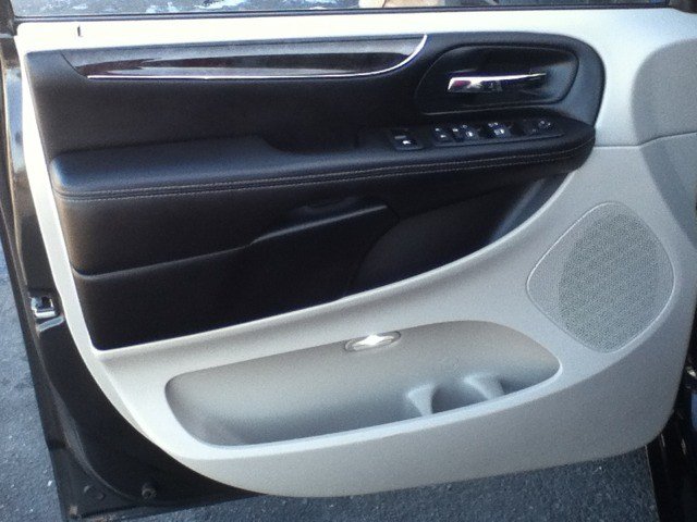 Chrysler Town and Country 2012 photo 5