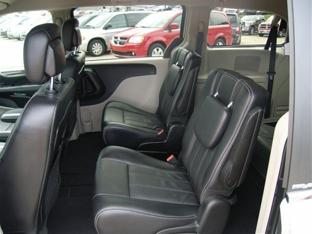 Chrysler Town and Country 2012 photo 1