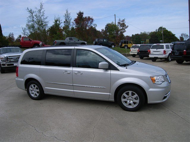 Chrysler Town and Country 2012 photo 2