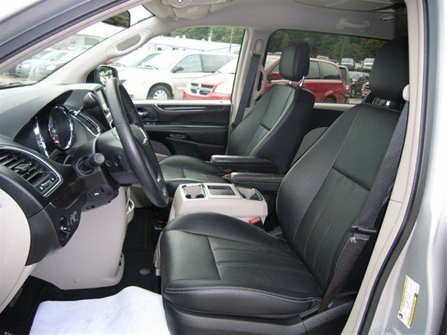 Chrysler Town and Country 2012 photo 3