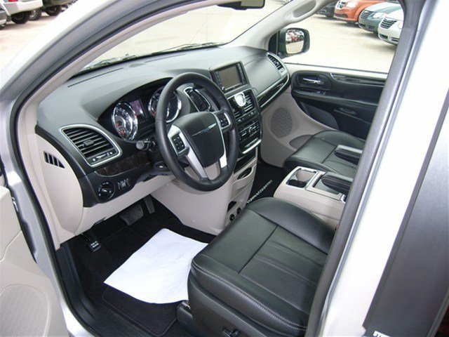 Chrysler Town and Country 2012 photo 5