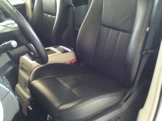 Chrysler Town and Country 2012 photo 3