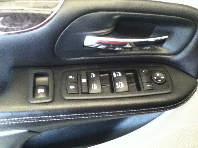 Chrysler Town and Country 2012 photo 4