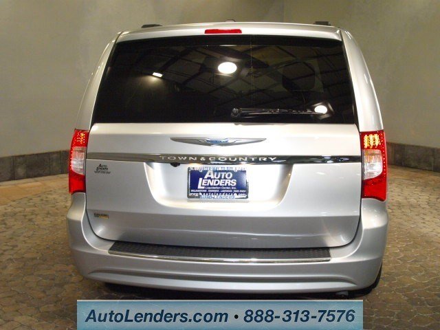 Chrysler Town and Country 2012 photo 3