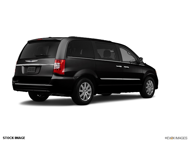 Chrysler Town and Country 2012 photo 3