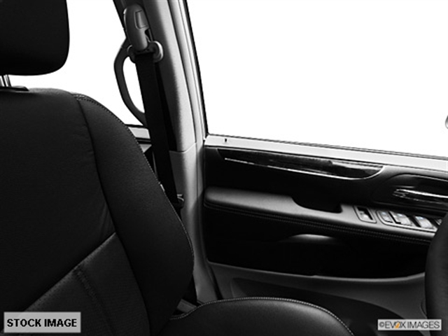 Chrysler Town and Country 2012 photo 5