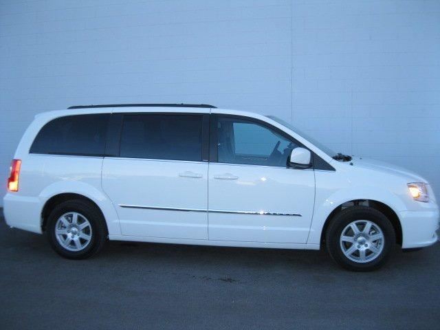 Chrysler Town and Country 2012 photo 1