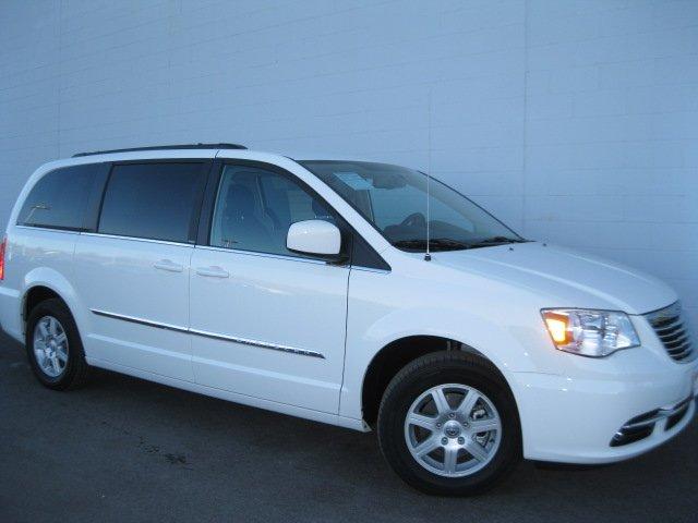 Chrysler Town and Country 2012 photo 3
