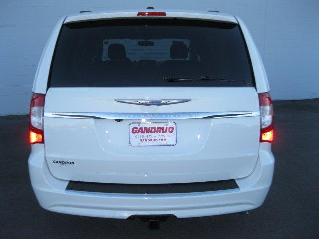 Chrysler Town and Country 2012 photo 4