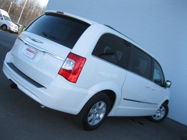 Chrysler Town and Country 2012 photo 5