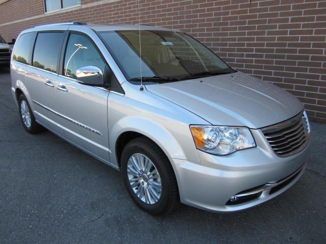 Chrysler Town and Country 2012 photo 1