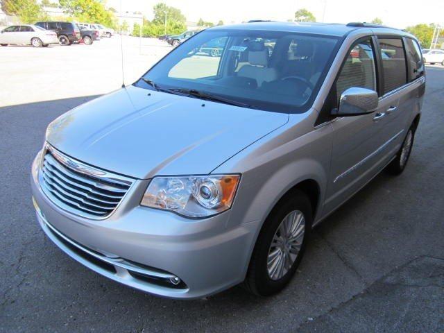 Chrysler Town and Country 2012 photo 2