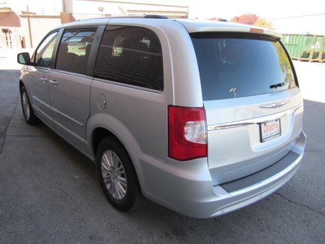 Chrysler Town and Country 2012 photo 3