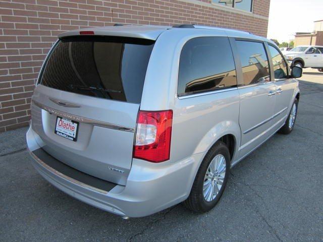 Chrysler Town and Country 2012 photo 4