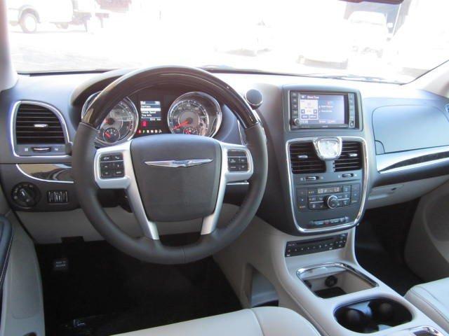 Chrysler Town and Country 2012 photo 5