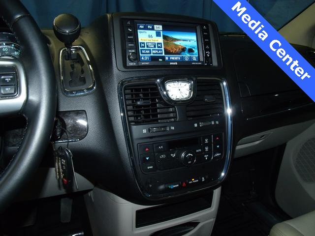 Chrysler Town and Country 2012 photo 1