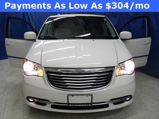 Chrysler Town and Country 2012 photo 2