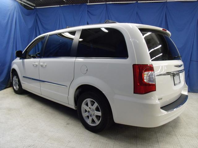 Chrysler Town and Country 2012 photo 3
