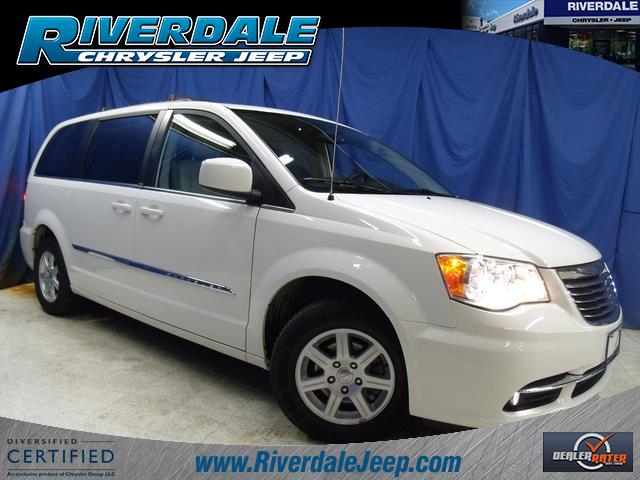 Chrysler Town and Country 2012 photo 4