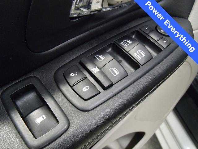 Chrysler Town and Country 2012 photo 5