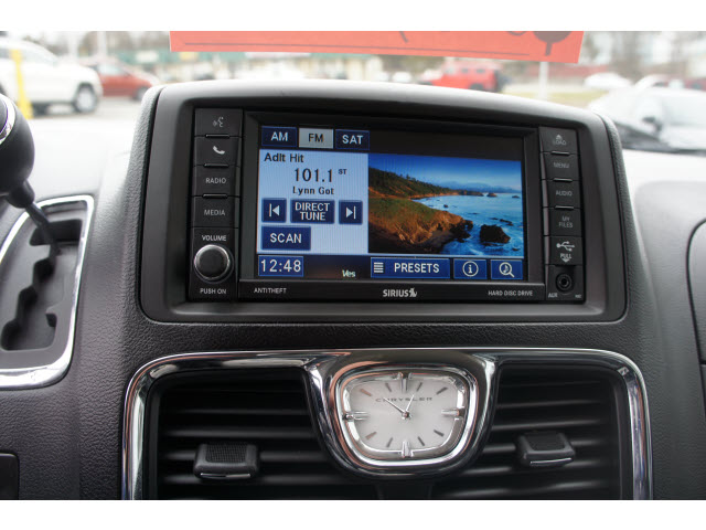 Chrysler Town and Country 2012 photo 2