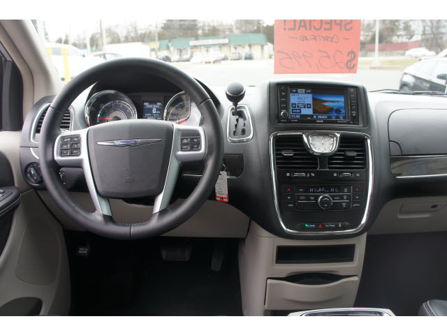 Chrysler Town and Country 2012 photo 3