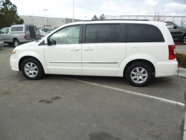 Chrysler Town and Country 2012 photo 2