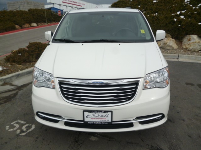 Chrysler Town and Country 2012 photo 3