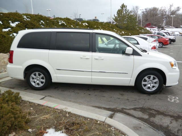 Chrysler Town and Country 2012 photo 4