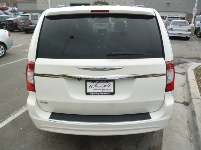 Chrysler Town and Country 2012 photo 5
